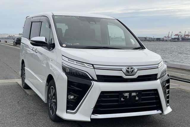 [0677] TOYOTA VOXY ZS KIRAMEKI